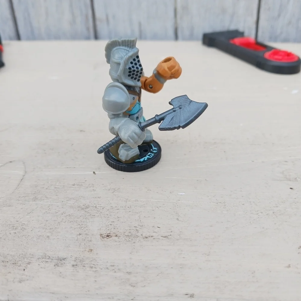 Akedo Ultimate Arcade Warriors Series 1 Aximus Classic Minifigure W/ Controller